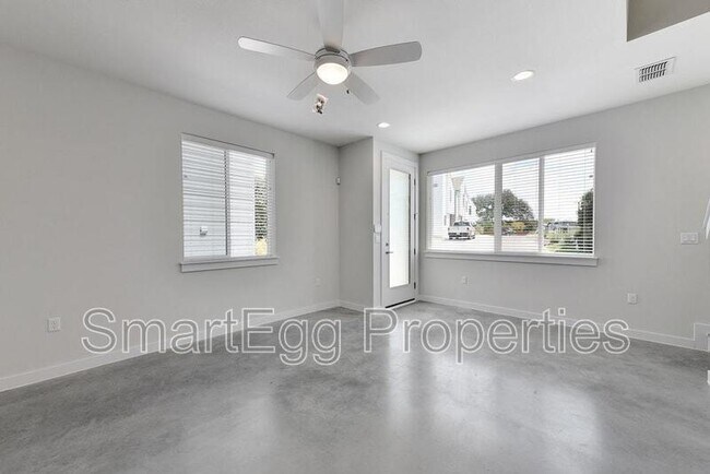 Building Photo - 801 N Bluff Dr