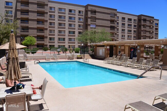 Foto del edificio - 7940 E Camelback Rd