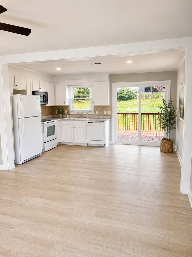 Building Photo - 1271 Village Cir