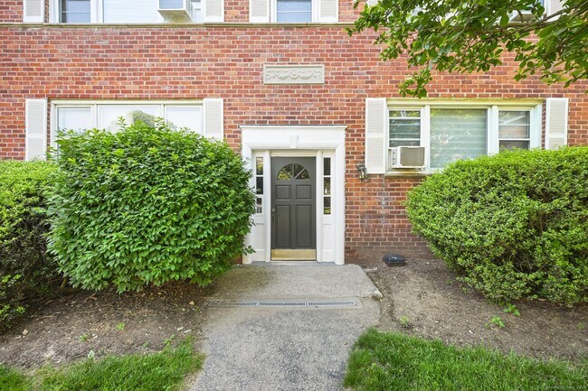 Foto del edificio - 246 Glenbrook Rd