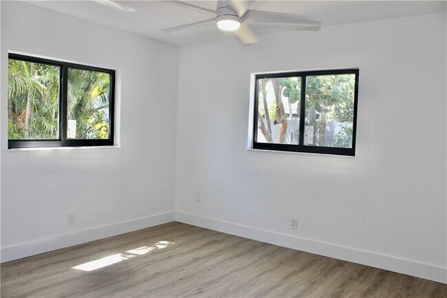 Building Photo - 2155 NE 56th Ct