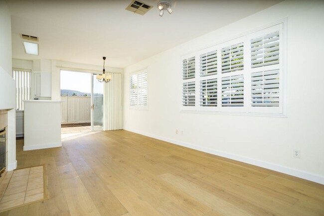Building Photo - Gorgeous 2 bedroom townhome in Scripps Ran...