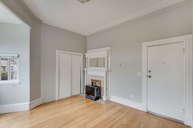 Foto del edificio - Top-Floor 1BD/1BA with In-Unit Laundry in ...
