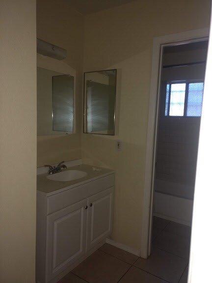 Building Photo - 2140 W Vista Ave #2