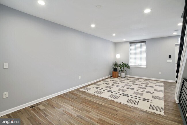 Building Photo - 2542 Webb St