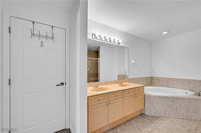 Building Photo - 16 NW 12th Pl