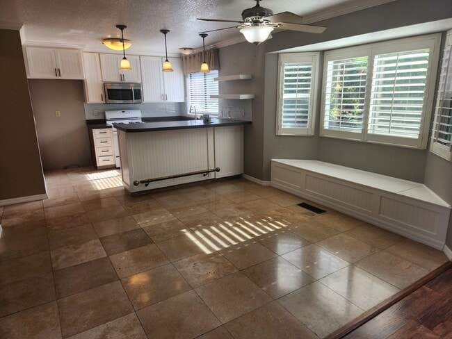 Building Photo - Bright and Cheery well maintained 3 bedroo...