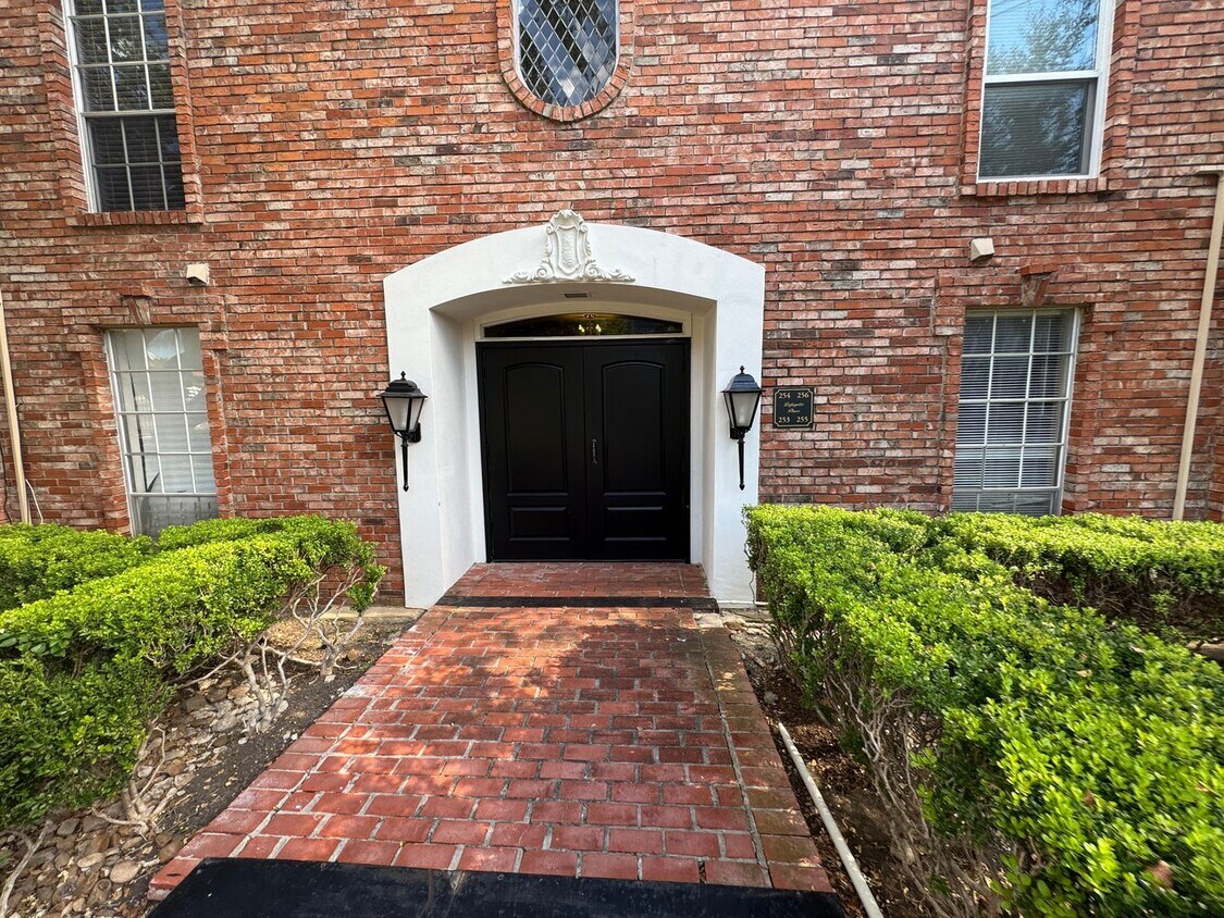 Foto principal - GREAT SPACIOUS CONDO | GATED | MEDICAL CEN...