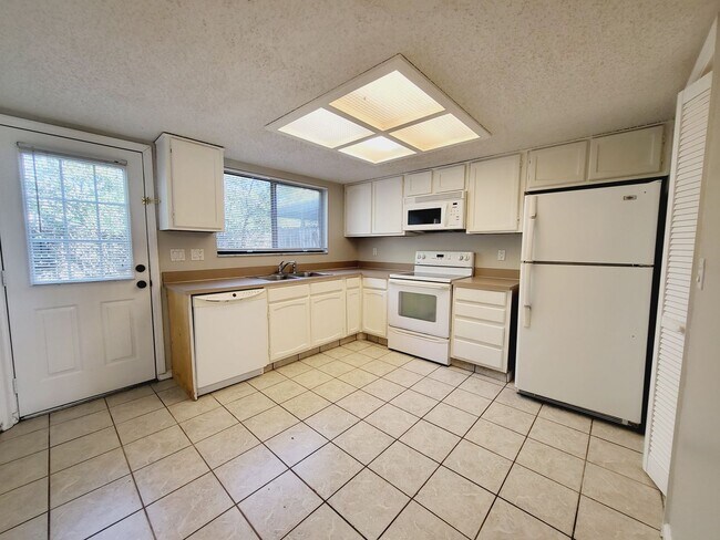 Building Photo - Introducing a charming 2Bds/1.5Bths. townh...