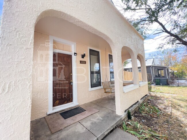 Foto del edificio - Downtown Two-Story Home