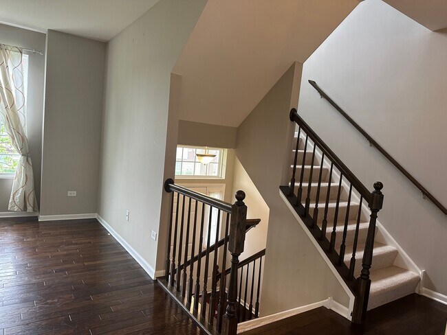 Building Photo - 2543 Dunraven Ave