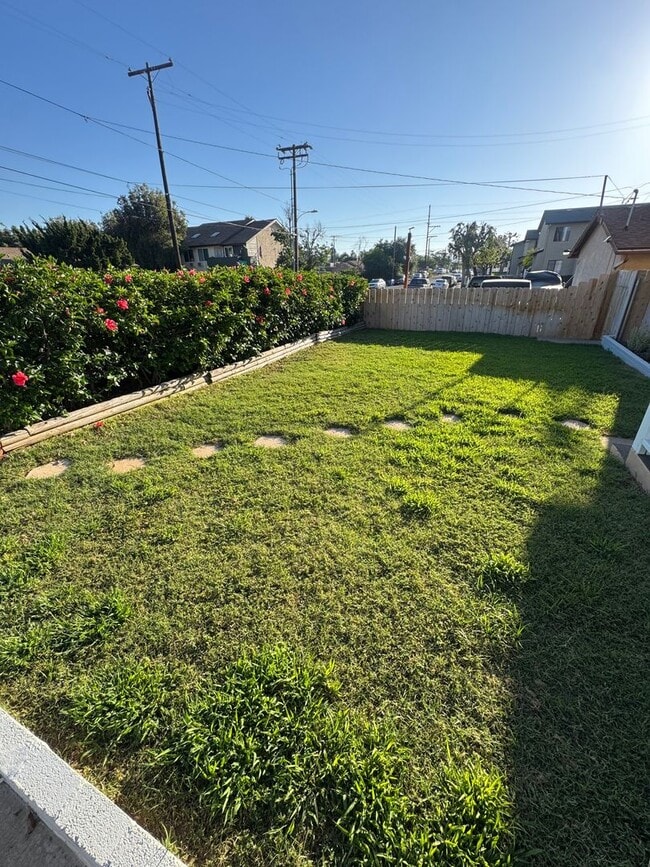 Building Photo - 5 Bedroom, 3.5 Bath, Beautiful 1,856 SQ FT...