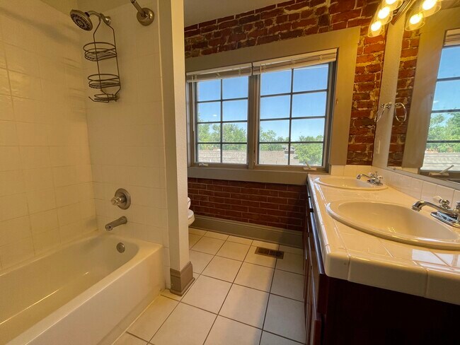Baño completo en la planta superior - 3211 Zuni St