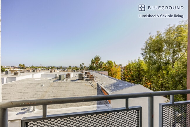 Foto del edificio - 1443 N Fuller Ave