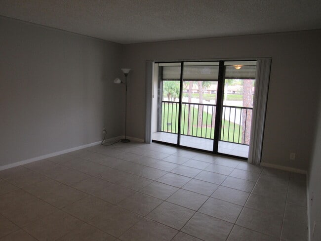 Building Photo - 703 Sunny Pine Way