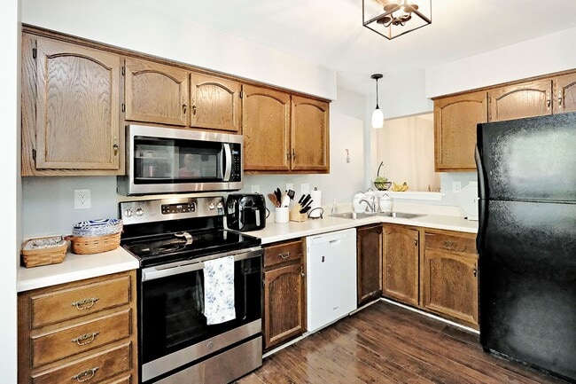 Building Photo - Pet-Friendly Forest Lakes North Townhome