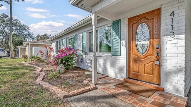 Building Photo - 3BR/2BA South Tampa home with carport and ...