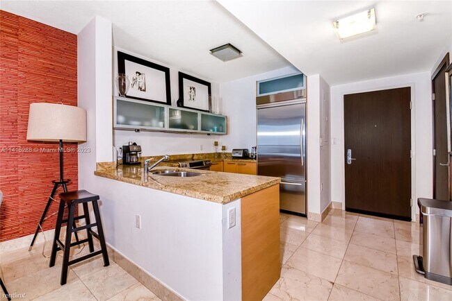 Foto del edificio - 1 br, 1.5 bath Condo - 16275 Collins Ave A...