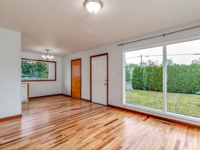 Building Photo - Great 3 BR House with Large Yard and Garage