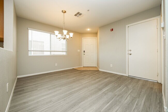 Foto del edificio - 3020 Sunrise Bay Ave