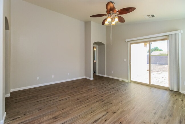 Foto del edificio - 18651 N Madison Rd