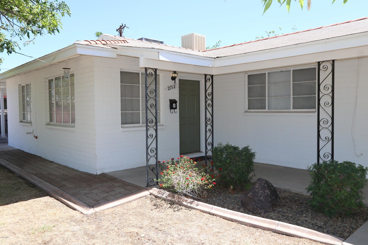 Primary Photo - 2710 E Glenrosa Ave