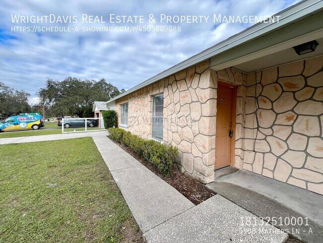 Foto del edificio - Charming 2/1 Duplex in Riverview!