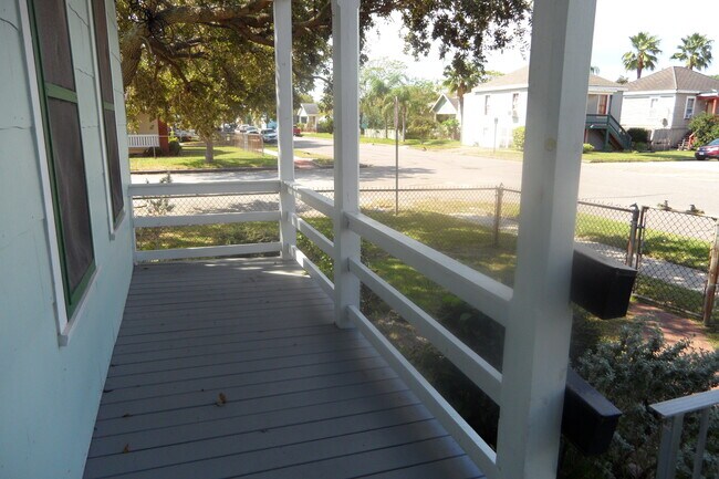FRONT PORCH - 3525 Avenue Q