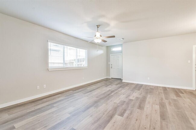 Building Photo - 9856 Grosbeak Ln