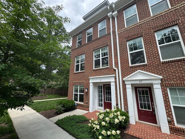 Foto del edificio - Luxurious 4 Bed 3.5 Bath End-Unit Brick To...