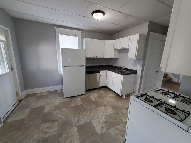 Building Photo - 2 Bedroom, 1 Full Bath, 2 Story home in th...