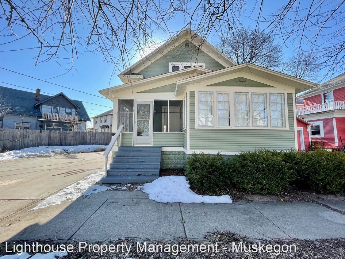 3 br, 2 bath House 143 Strong Avenue House for Rent in Muskegon, MI