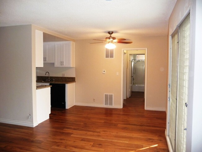 Apartamento 8 - 868 N West Knoll Dr