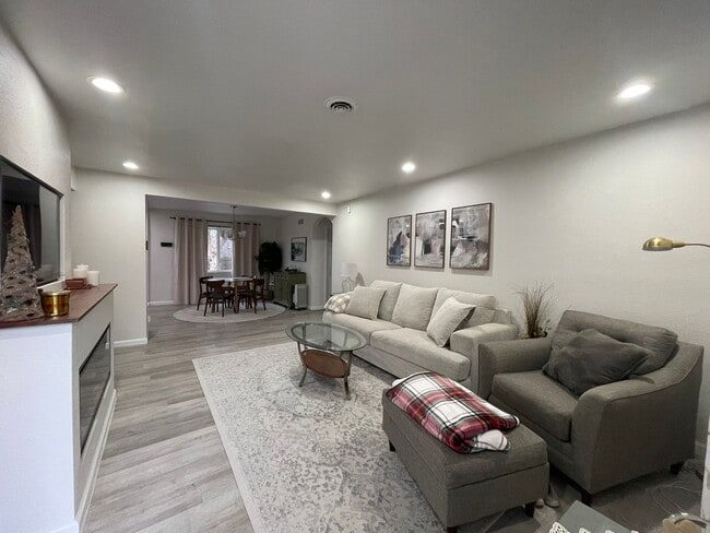 Foto del edificio - 901 N Revere St