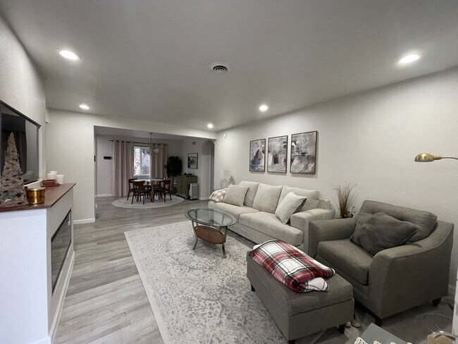 Foto del edificio - Charming Updated Home with Spacious Yard