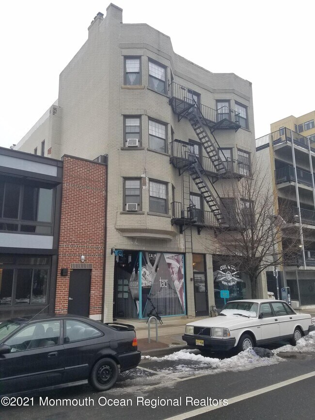 Building Photo - 611 Bangs Ave