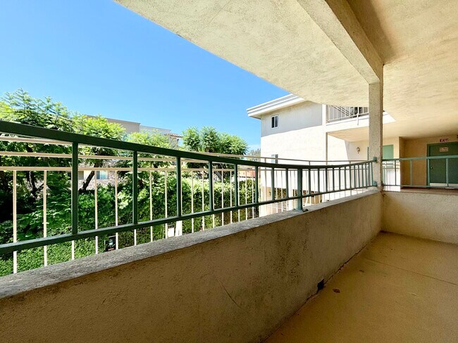 Foto del edificio - 5204 Yarmouth Ave. Encino, CA 91316