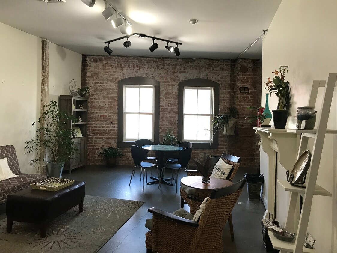 Primary Photo - 134 Main St