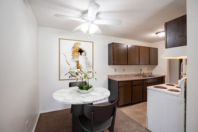 Coon Rapids, MN Robinwood Apartments | Dining - Robinwood