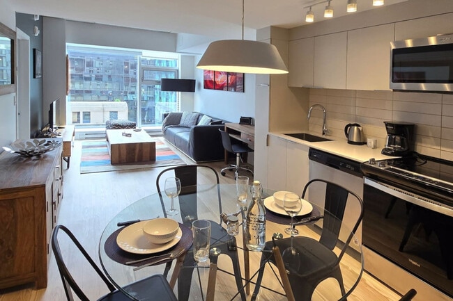 Building Photo - 1020 Rue de Bleury