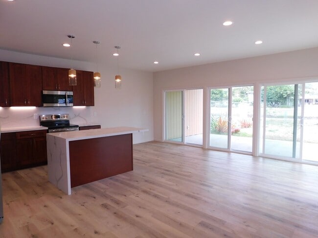 Building Photo - Kailua home on Kawainui canal, paddlers paradise, pet friendly