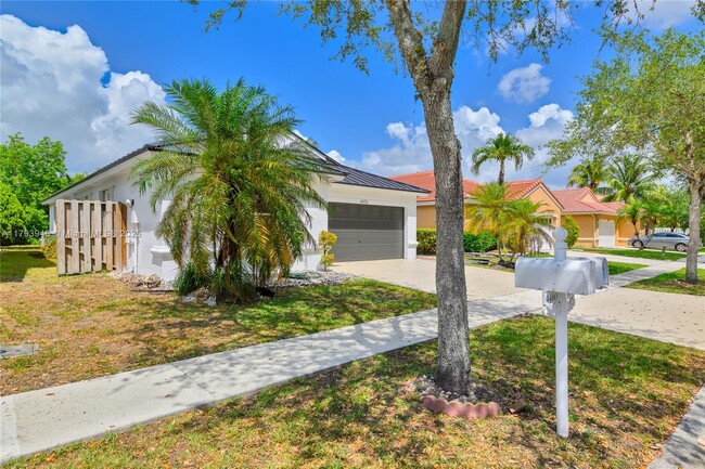 Foto del edificio - 4470 SW 153rd Ave
