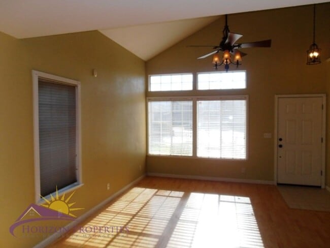 Building Photo - Spacious 3 Bed 2.5 Bath 1,959 Sq. Ft. Antelope Home