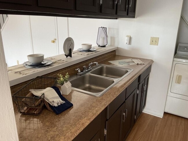 Building Photo - 930 Briar Manor