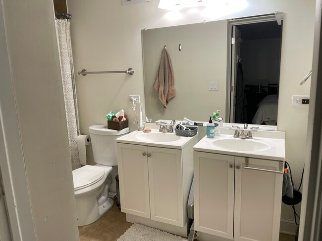 Building Photo - 2722 N Marshfield Ave