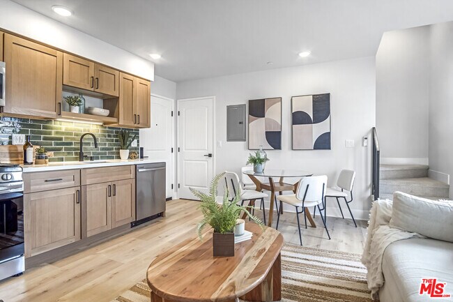 Building Photo - 10035 S Western Ave