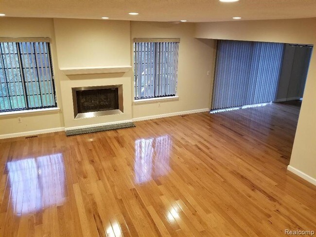 Building Photo - 4352 Foxpointe Dr