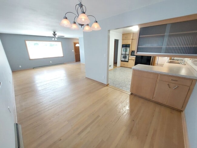 Building Photo - 3 bedroom 1.5 bath brick ranch home with f...