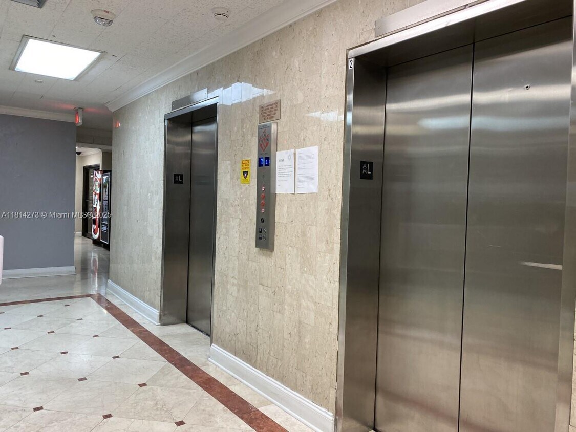 Foto del edificio - 2450 NE 135th St