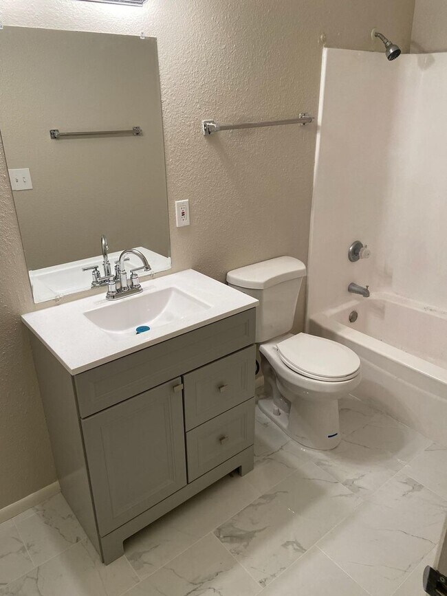 Foto del edificio - $1,450 For Lease Updated 2 bedrooms-1 Bathrooms in a Duplex With Attached Carport & Laundry Room ...